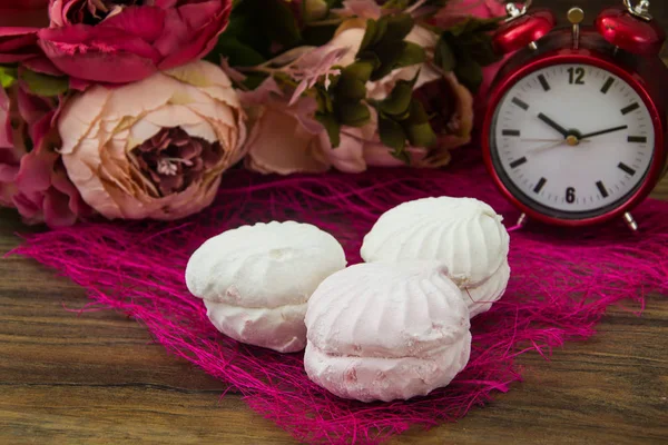Vanilj vit-rosa luftiga frukt marshmallow — Stockfoto