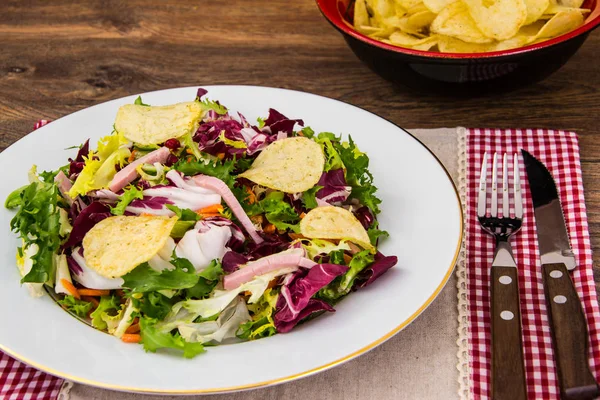 Ensalada fresca con jamón y patatas fritas —  Fotos de Stock