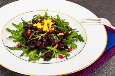 Roka, pancar ve nar vejetaryen salatası