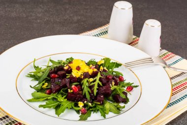 Roka, pancar ve nar vejetaryen salatası