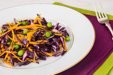 Sağlıklı gıda-yeşil bezelye, kabak ve kırmızı lahana