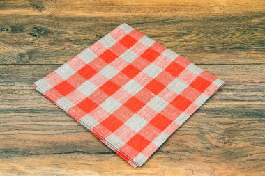 Çok renkli keten peçeteler hizmet