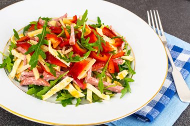 Et salatası roka ile ham