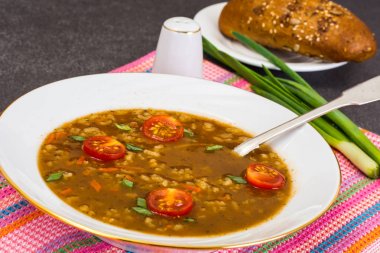 Baharatlı köri, pirinç ve ızgara domates çorbası