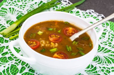 Baharatlı köri, pirinç ve ızgara domates çorbası