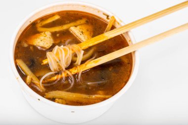 Pirinç Noodle ve tofu peyniri ile baharatlı çorba