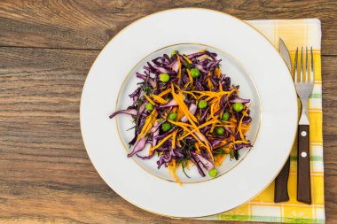 Sağlıklı gıda-yeşil bezelye, kabak ve kırmızı lahana