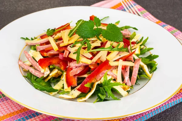 Meat salad with arugula, ham — Stock Photo, Image