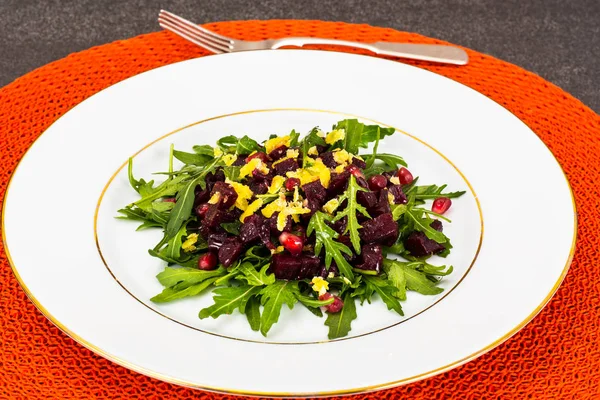 Vegetarische Salade met rucola, rode bieten en granaatappel — Stockfoto