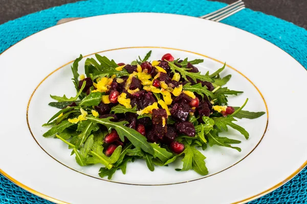 Вегетарианский салат с рукколой, свеклой и гранатом — стоковое фото