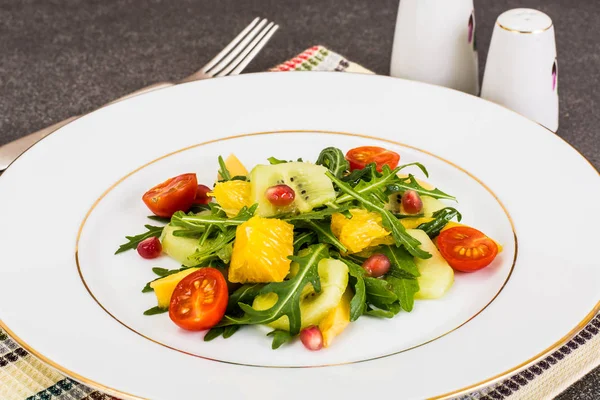 Салат из фруктов и овощей с рукколой — стоковое фото