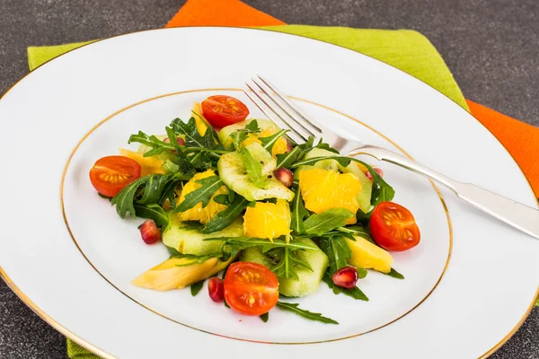 Salade de fruits et légumes à la roquette — Photo