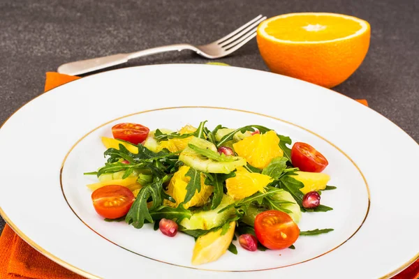 Frukt och grönsaker sallad med ruccola — Stockfoto