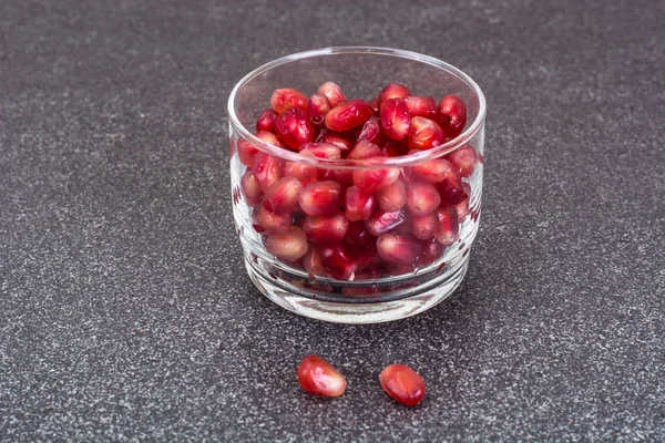 Kaca kecil dengan buah-buahan kering, kacang, delima — Stok Foto