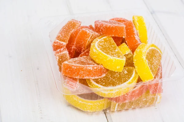 Apelsin och citron gelé skivor på vit bakgrund — Stockfoto