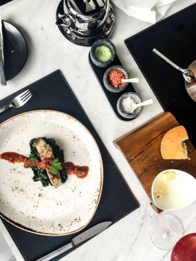 Izgara balık fileto, ıspanak güveç