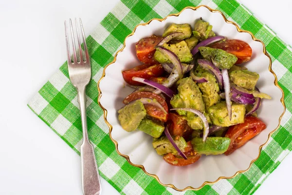 Здоровое и диетическое питание: салат с авокадо и помидорами — стоковое фото