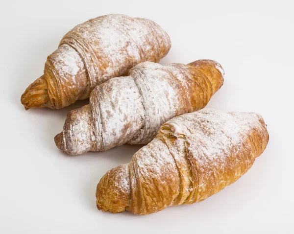 Croissant caldi freschi su sfondo bianco — Foto Stock