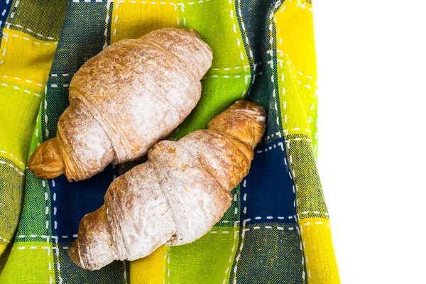 Świeże, ciepłe croissanty na białym tle — Zdjęcie stockowe