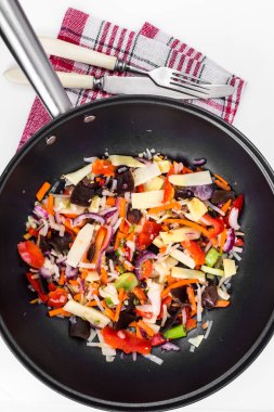 Sebze shiitake tavada karıştırın. Yukarıdan görüntülemek