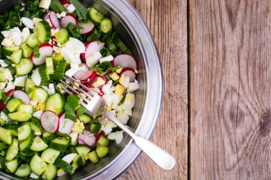 Dilimlenmiş salatalık, turp, soğan, ıspanak, marul ve meta yumurta