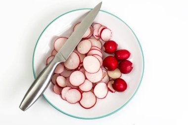 Dilim dilimlenmiş taze gevrek turp