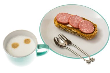 Kapuçino mavi Kupası ve sandviç kahvaltı için