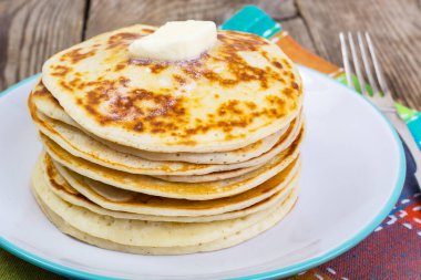 Ahşap arka plan üzerinde sıcak kırmızı punkcakes