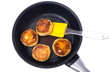 Tavada kızarmış peynirli kek