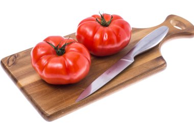ahşap tahta üzerinde kırmızı domates