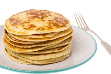 Beyaz arka plan üzerinde plaka üzerinde kızarmış vanilya yığın krep