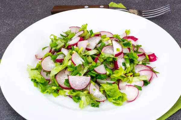 Ensalada vegetariana con rábano fresco, rúcula, espinacas — Foto de Stock