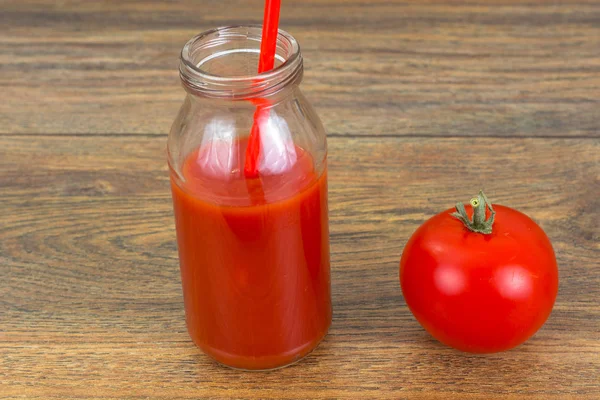 Frisch gepresster Saft aus roten Tomaten — Stockfoto