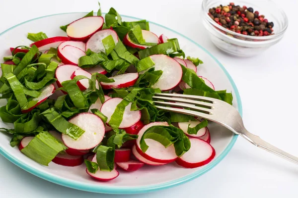 Вегетарианский салат со свежей редиской и шпинатом — стоковое фото