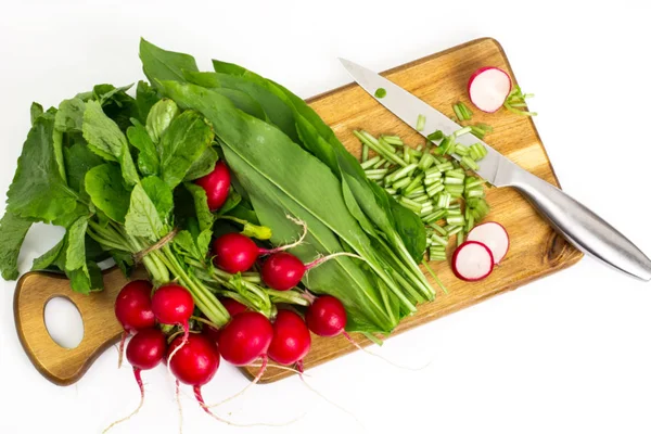 Rábanos verdes primavera e alho selvagem, fatiado para sa vegetariana — Fotografia de Stock