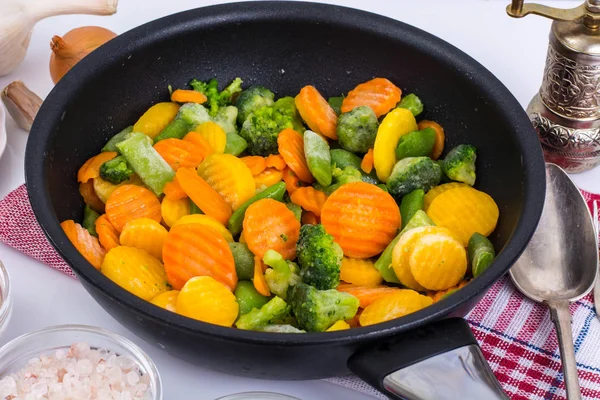 Замороженные овощи в сковороде для жарки — стоковое фото