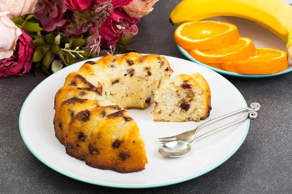 Homemade cake with chocolate and dried berries — Stock Photo, Image