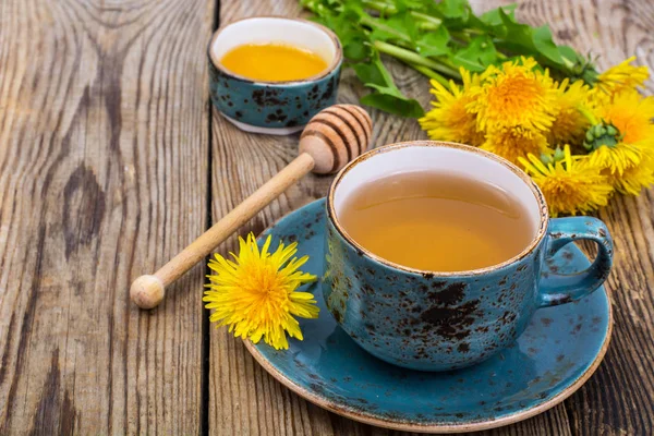Heißer Tee und duftender Honig aus Löwenzahn in einer blauen Vintage-Tasse — Stockfoto