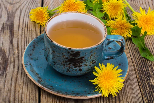 Hete thee en geurige honing van paardebloemen in een blauwe vintage cup — Stockfoto