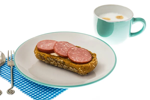 Cappuccino in blauwe cup en sandwich voor ontbijt — Stockfoto