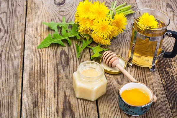 Kräutertee und Honig aus Löwenzahn auf Holzgrund. — Stockfoto