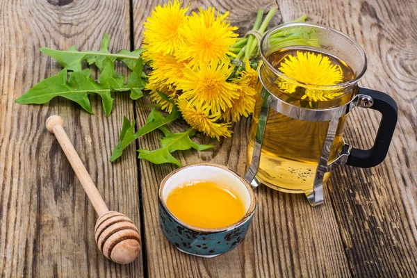 Травяной чай и мед из одуванчиков на деревянном фоне . — стоковое фото