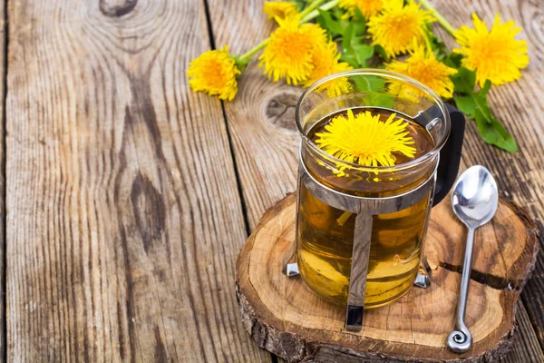 Kräutertee und Honig aus Löwenzahn auf Holzgrund. — Stockfoto