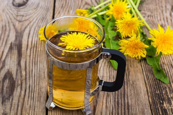 Kräutertee und Honig aus Löwenzahn auf Holzgrund. — Stockfoto