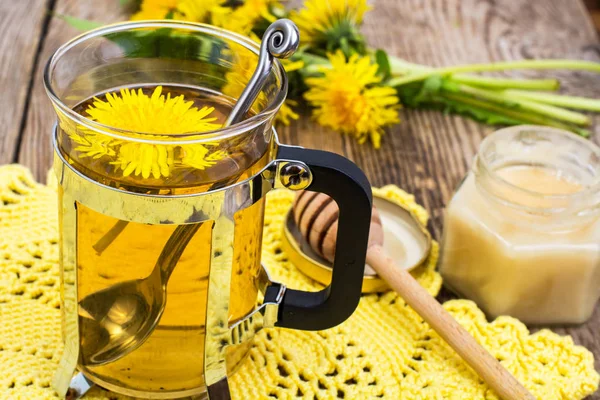 Kräutertee und Honig aus Löwenzahn auf Holzgrund. — Stockfoto