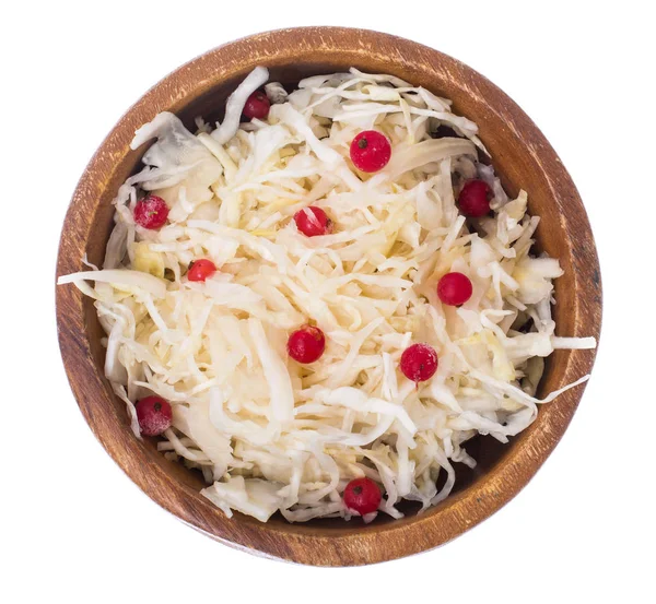흰색 배경에 나무 그릇에 크랜베리와 소금에 절인 양배추 — 스톡 사진