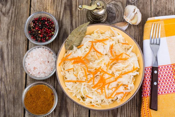 Ahşap masa arka plan üzerinde plaka üzerinde tuzlu lahana