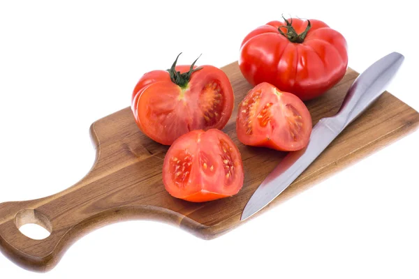 Красный помидор на деревянной доске — стоковое фото