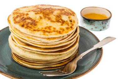 Beyaz arka plan üzerinde plaka üzerinde kızarmış vanilya yığın krep