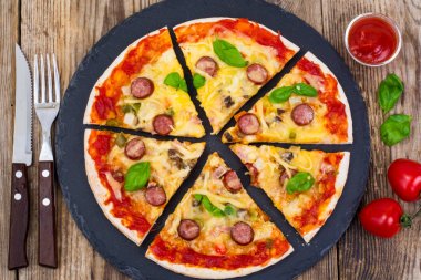 Eski ahşap masa üzerinde çıtır sıcak pizza